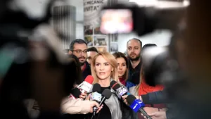 Gabriela Firea i-a convocat la Primărie pe consilierii generali, în pline restricţii ale întrunirilor. Aceştia vor intra în sală câte 8, ca la nuntă. VIDEO