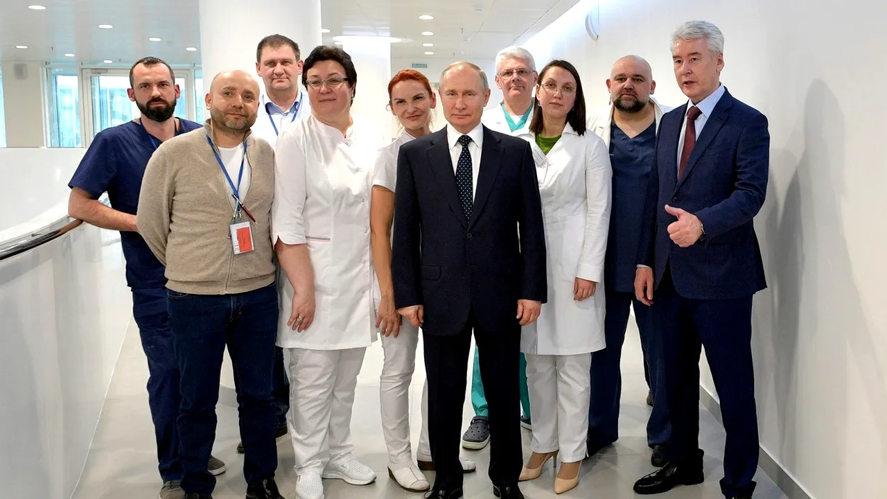 Lupta Rusiei contra coronavirusului i-a îmbolnăvit popularitatea lui Vladimir Putin. Liderul de la Kremlin duce trei bătălii