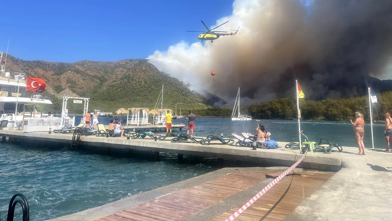 Incendiu uriaş în staţiunea Marmaris, Turcia. Un elicopter s-a prăbuşit în timpul intervenţiei