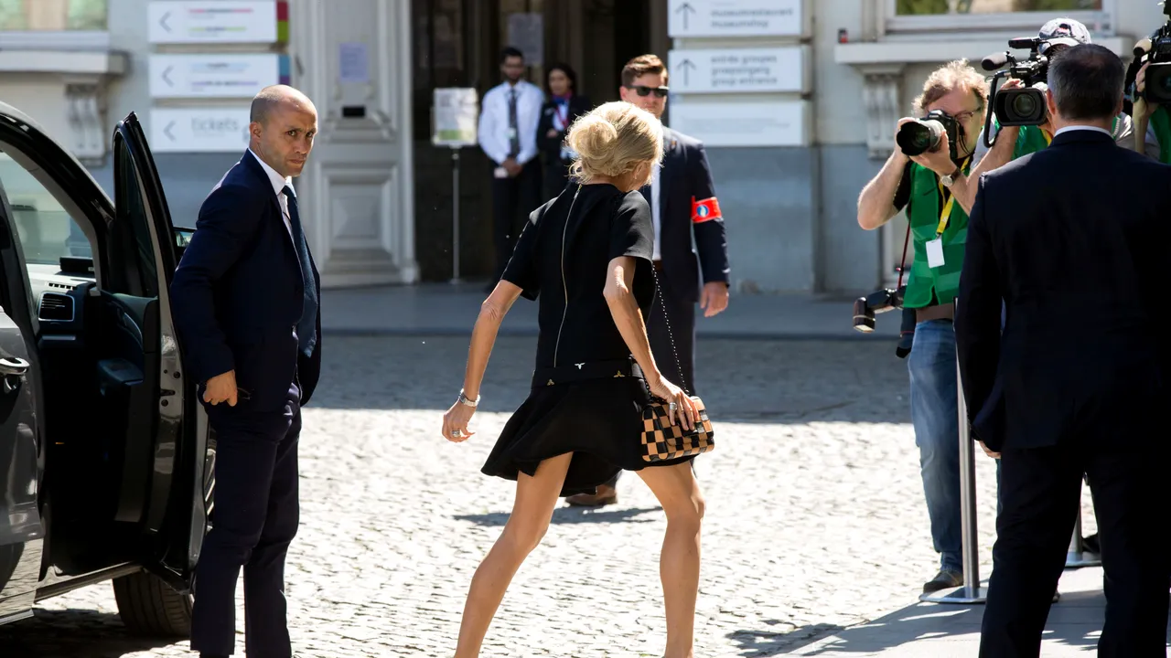Brigitte Macron, într-o ţinută îndrăzneaţă, la Bruxelles, la prima ieşire importantă ca Primă Doamnă a Franţei. FOTO