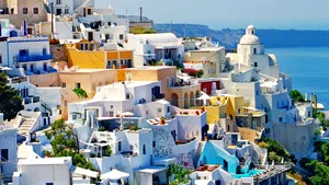 Românii vor să cumpere cu un an înainte vacanţa de vară în străinătate, dar să dea cu 50% mai puţin