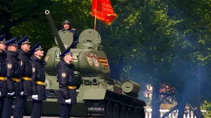 Doar un singur tanc a defilat la parada de Ziua Victoriei de la Moscova. Avioanele au rămas pe pistă în ciuda condiţiilor meteo favorabile