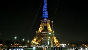 Turnul Eiffel a iluminat în culorile Ucrainei în semn de solidaritate faţă de atacul Rusiei 