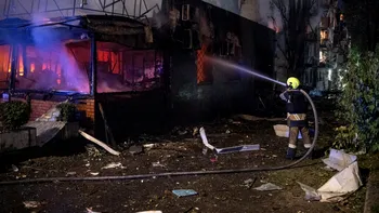 EXTERNE Alertă aeriană declanșată la Kiev: 6 oameni, răniți. O școală, un bloc, dar și mai multe depozite au luat foc