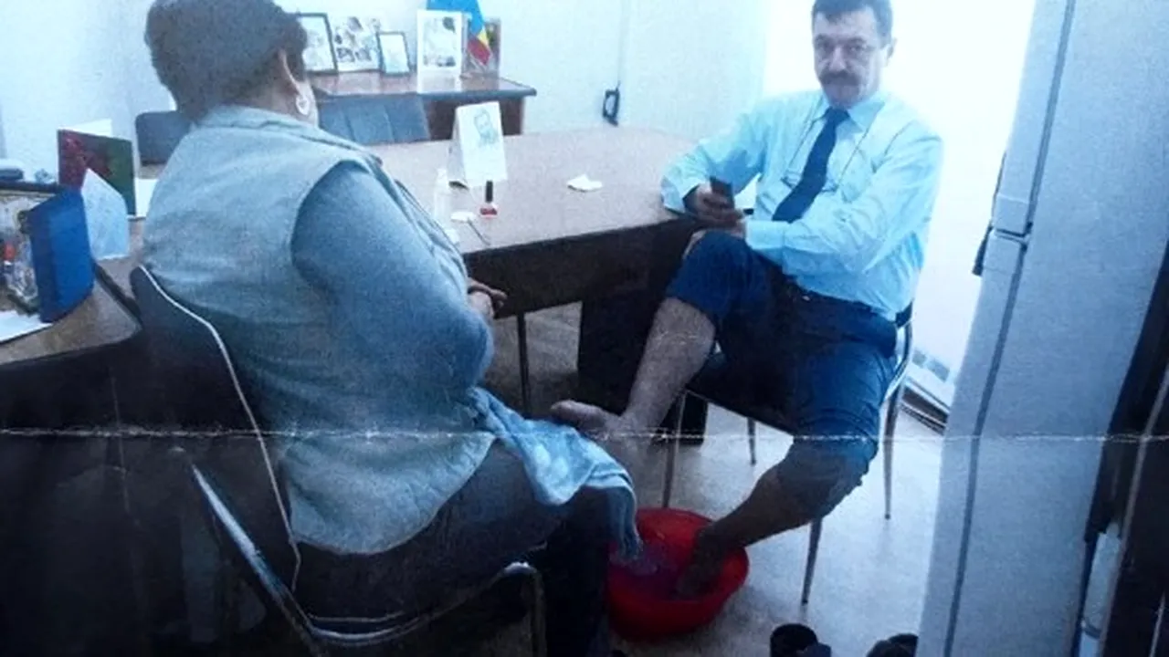 Anchetă la Primăria Târgu-Jiu după apariţia unei imagini în care o femeie de serviciu îi face PEDICHIURA şefului unei direcţii. Explicaţia directorului din poză