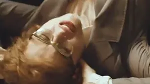 Helena Bonham Carter altfel decât până acum: Bibliotecară frustrată sexual, într-un VIDEOCLIP