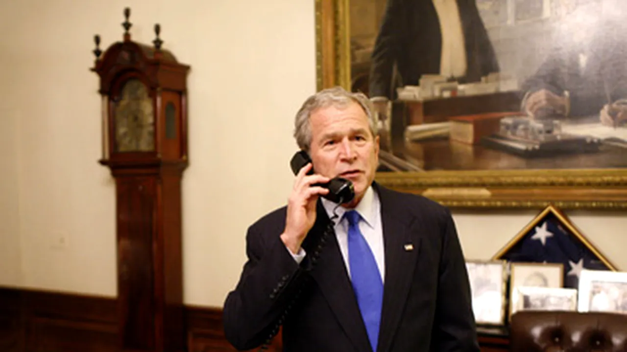 George W. Bush l-a sunat pe Muammar Kadhafi