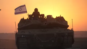 Armata israeliană a efectuat primele raiduri terestre în Gaza / Israelul pregăteşte o potenţială operaţiune militară la scară mare