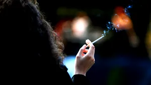 Modificarea legii ANTIFUMAT, dezbătută în comisie; legea ar putea fi înăsprită şi s-ar putea extinde la INTERDICŢIA de a fuma în autoturisme, în anumite condiţii
