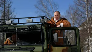 Putin a plecat în vacanţă în taigaua siberiană. Imaginile cu preşedintele rus conducând o şenilata blindată au fost făcute publice într-un exerciţiu de imagine