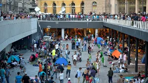Gara Keleti din Budapesta, evacuată pentru a împiedica imigranţii să plece spre Austria şi Germania / Traficul a fost reluat, dar imigranţii nu au voie să intre - VIDEO
