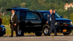 VIDEO Un obiect, aruncat spre coloana care îl transporta pe Trump. Incidentul, anchetat de Secret Service