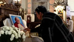 Sute de credincioşi din Cluj se roagă la Moaştele Papei Ioan Paul al II-lea