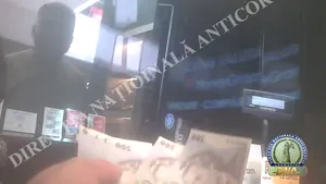 Comisar șef al IPJ Buzău, prins în flagrant de DNA cu luare de mită. Schimba mita la casa de schimb valutar. Arestare dispusă de Tribunalul București
