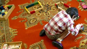 Rusia suspendă temporar adopţiile de copii de către familiile americane