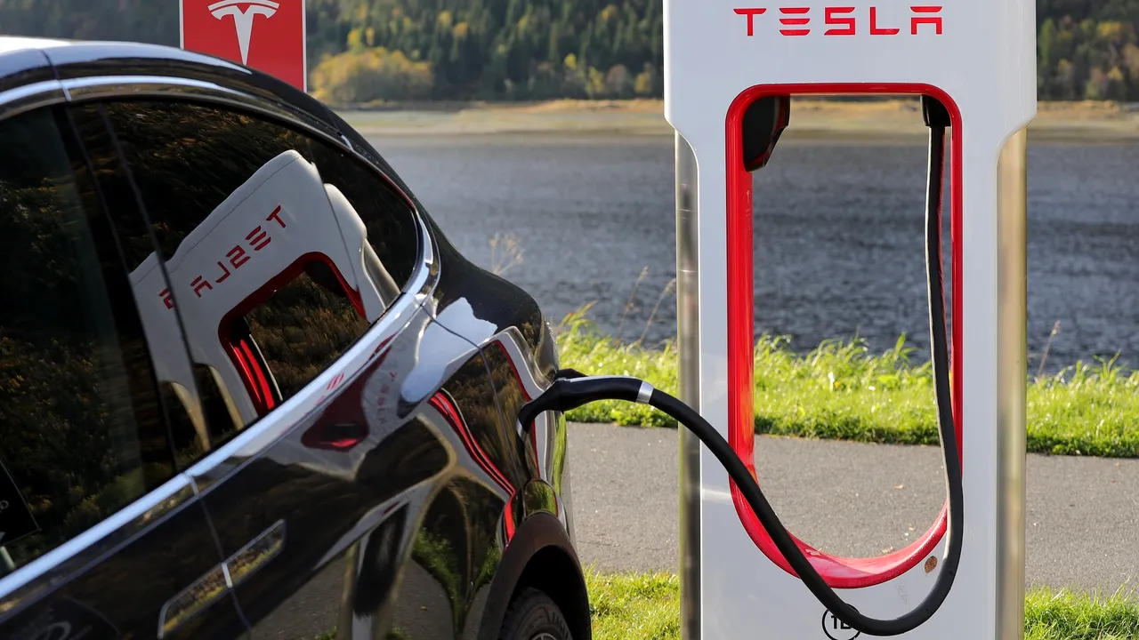 Oraşele din România în care Tesla va instala câte o staţie de încărcare rapidă Supercharger