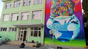 Centenar inedit: 100 de personalităţi, pictate pe peretele unui liceu de artişti stradali şi de voluntari | GALERIE FOTO 