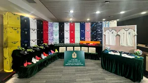 Tricouri contrafăcute cu echipele Cupei Mondiale, confiscate la Hong Kong