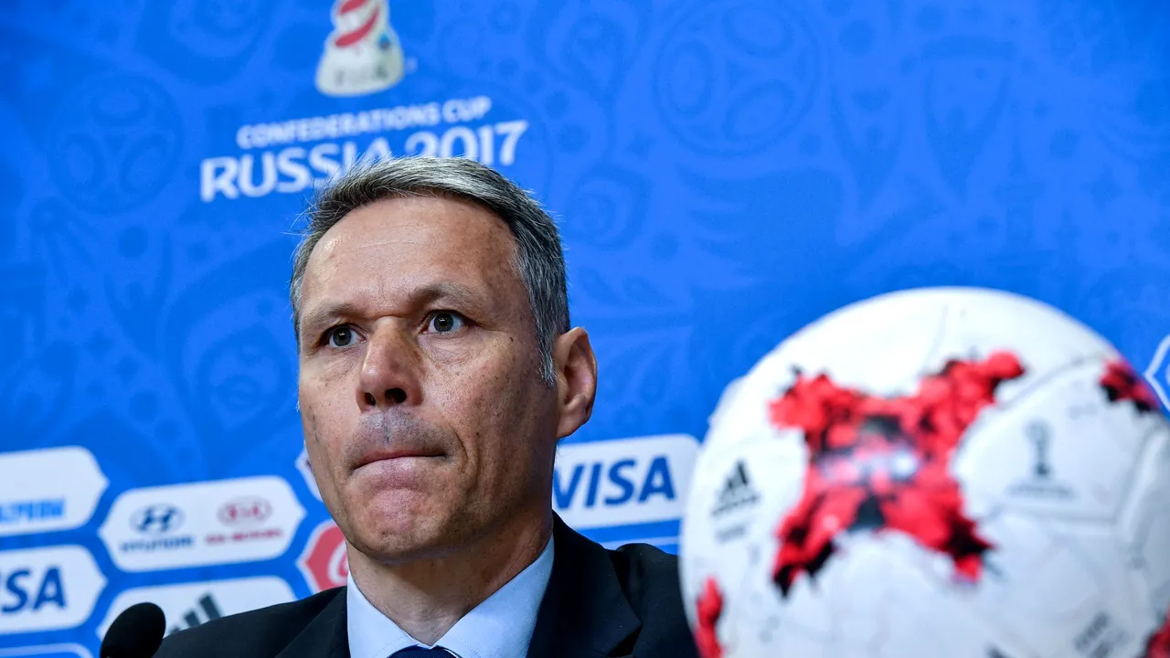 Fostul internaţional olandez Marco van Basten, suspendat după ce a folosit salutul nazist într-o emisiune televizată. VIDEO