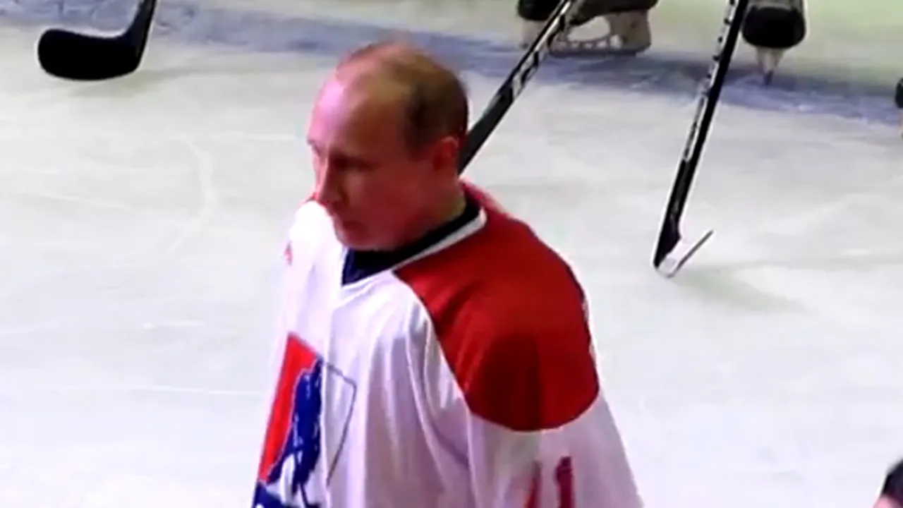 Putin a evoluat într-un meci de hochei, la puţin timp de la învestitură. Cum s-a descurcat pe gheaţă proaspătul preşedinte al Rusiei - VIDEO