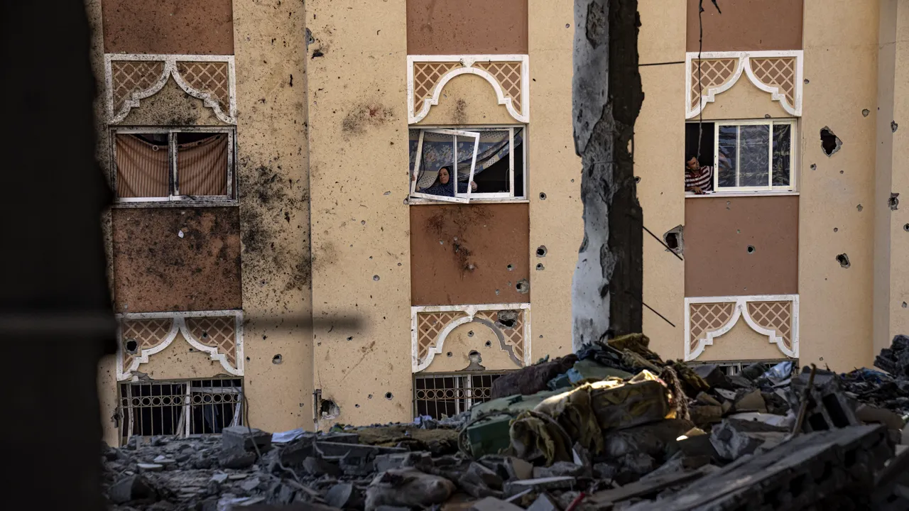 Războiul Israel-Hamas. Biden crede că un acord privind eliberarea ostaticilor este aproape, în ciuda luptelor violente din Gaza / Spre un armistiţiu de 5 zile, în schimbul a zeci de ostatici? / Raid la spitalul din nordul Gazei: cel puţin 12 morţi / Trei comandanţi Hamas au fost ucişi