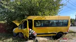 Doi copii în vârstă de nouă ani, duși la spital după ce un microbuz școlar a făcut accident