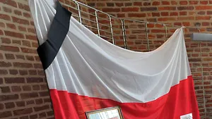 Un magazin de drapele a fost luat cu asalt de polonezii aflaţi în doliu