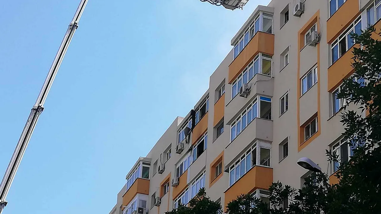 Incendiul din Bucureşti. Un pompier se simte rău. O persoană a fost dusă la spital