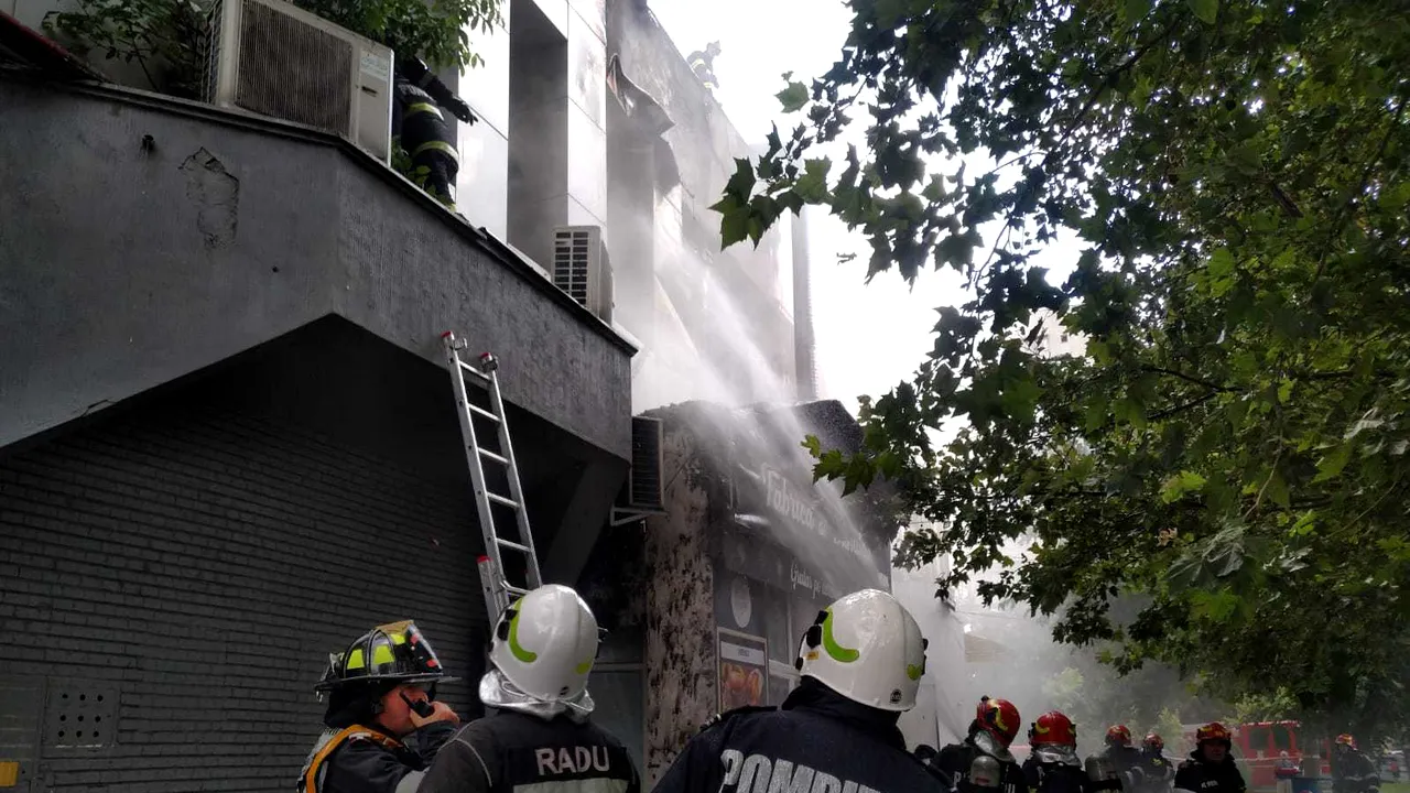 Incendiu de proporţii în Piaţa Delfinului din Bucureşti. Se intervine cu 14 autospeciale