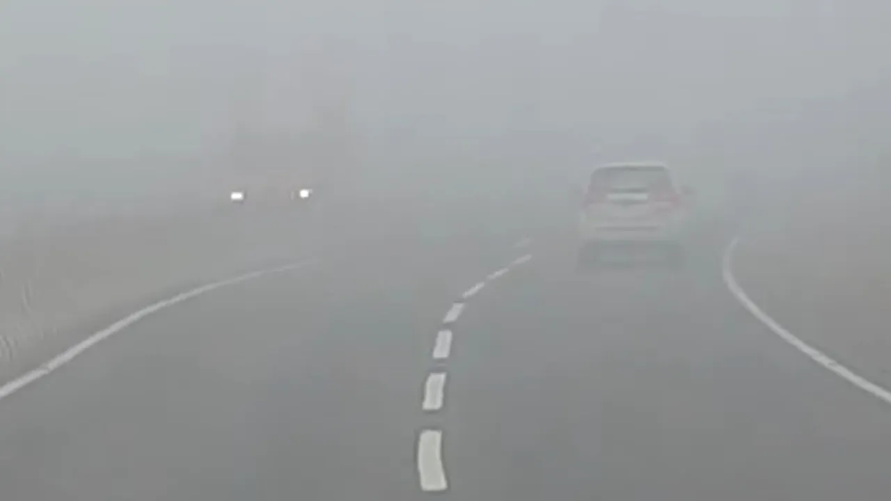 INFOTRAFIC: Ceață densă pe mai multe drumuri din țară. Transfăgărășanul și Transalpina, închise circulației