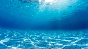 O bacterie foarte periculoasă, rezistentă la antibiotice, a fost descoperită într-o piscină din România