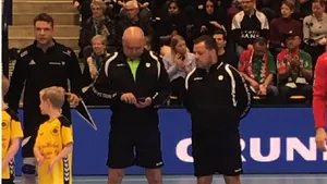 Un arbitru român, surprins cu telefonul în teren la prezentarea echipelor la un meci din Cupa EHF | FOTO