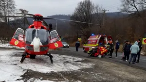 FOTO | O fată a fost rănită grav după ce maşina în care se afla a lovit un copac. Traficul este oprit pentru a permite intervenţia elicopterului SMURD