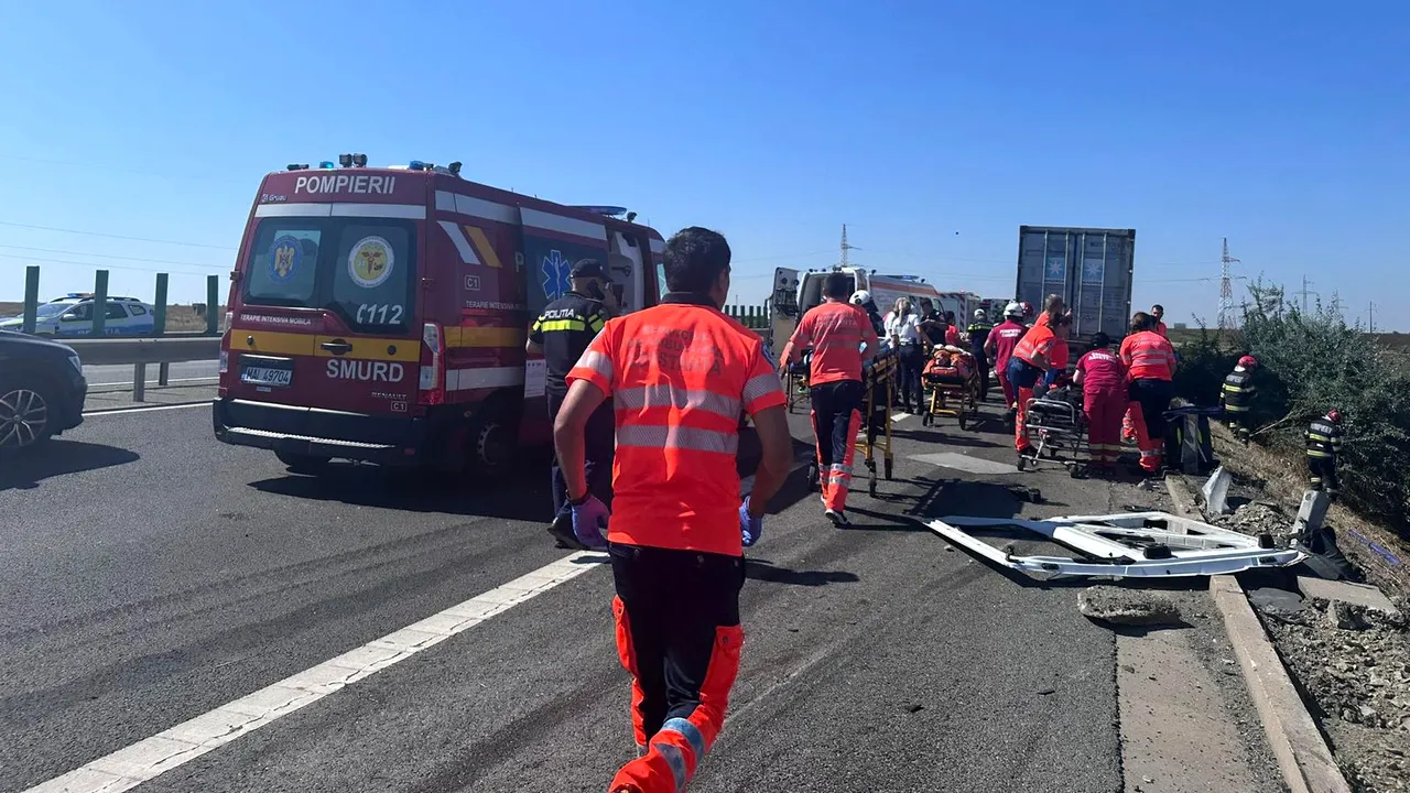 Accident grav pe A4 între un TIR şi un microbuz. 11 persoane sunt încarcerate