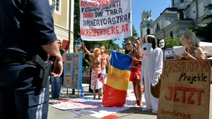 Protest faţă de eutanasierea câinilor, organizat la Salzburg în timpul vizitei lui Klaus Iohannis