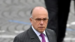 Emmanuel Macron se întâlneşte luni cu Bernard Cazeneuve, fost premier socialist, în vederea formării unui nou guvern