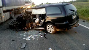 Accident rutier grav, duminică dimineaţă: două persoane, soţ şi soţie, au murit, iar alte trei, între care şi fetiţa acestora, au fost rănite. FOTO