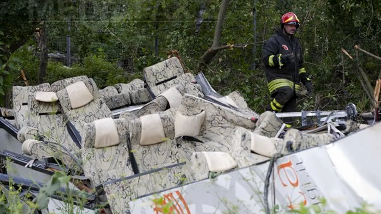 ACCIDENTUL DE AUTOCAR din Italia: Imagini de la locul tragediei - GALERIE FOTO