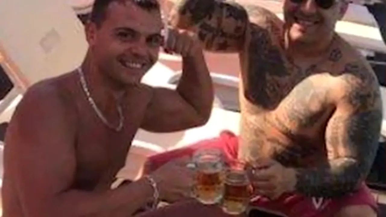 Un poliţist este anchetat după ce a publicat o poză în care ciocneşte o halbă de bere cu un interlop din clanul Corduneanu