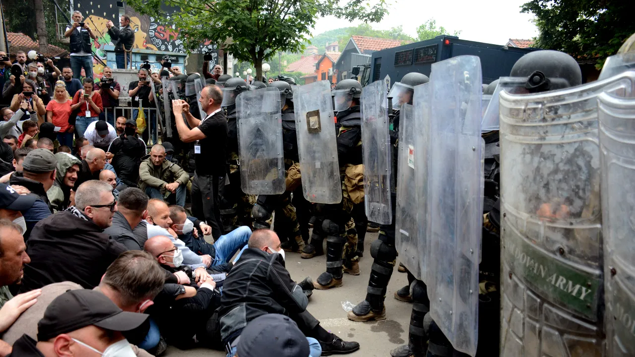 FT: NATO va suplimenta efectivele militare de menţinere a păcii în Kosovo