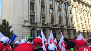 Peste 200 de sindicalişti de la Sanitas, protest în faţa Ministerului Sănătăţii/ Pintea: Nu trebuia să ajungem la pichetări. Am avut discuţii sincere | VIDEO
