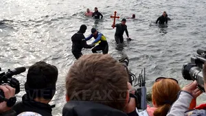 Tradiţii şi obiceiuri de Bobotează: Fetele pun busuioc sub pernă, iar bărbaţii se întrec să scoată crucea din apă