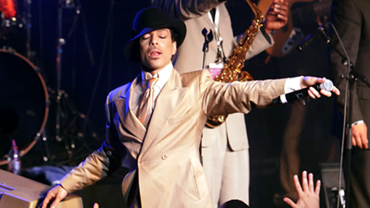 Prince, dat în judecată de un fabricant de parfumuri (Video)