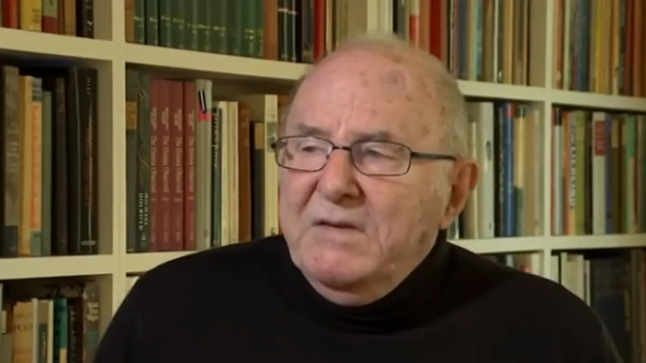 A murit Clive James, celebru scriitor şi realizator de televiziune