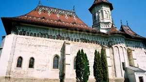 Mii de credincioşi participă la Sfânta Liturghie de la Mănăstirea 