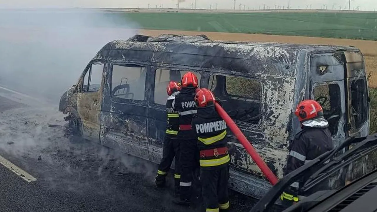 Microbuz cu 20 de persoane, cuprins de flăcări pe DN 22, în județul Tulcea