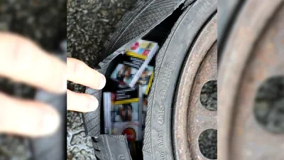 SOCIAL Țigări ascunse în roata de rezervă a unei mașini, descoperite de polițiștii de frontieră de la Calafat