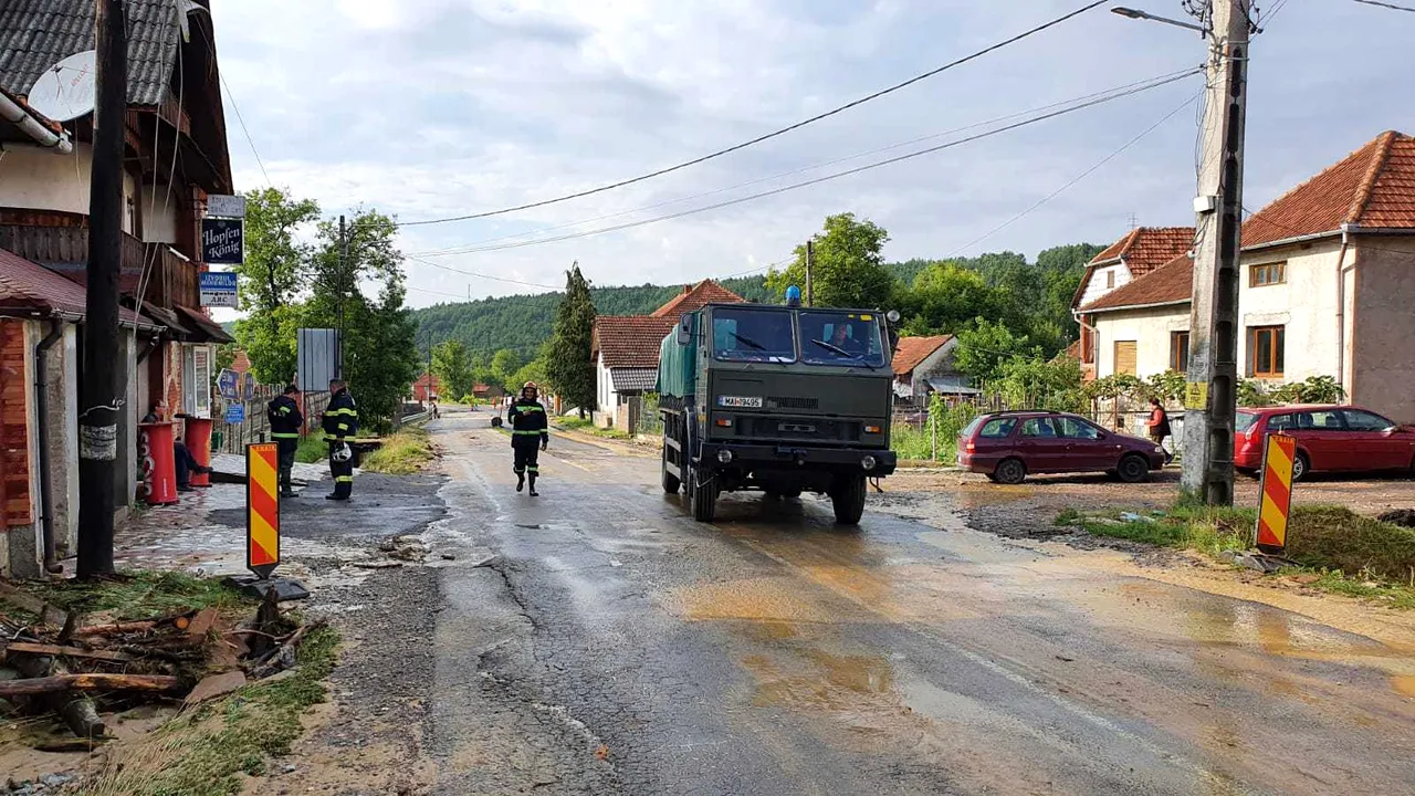 GALERIE FOTO | Ploile din ultimele ore au dus la inundaţii în 11 localităţi din şase judeţe. Cea mai afectată zonă