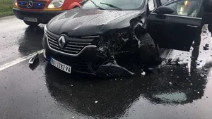 Patru persoane, rănite într-un accident petrecut în Braşov. FOTO