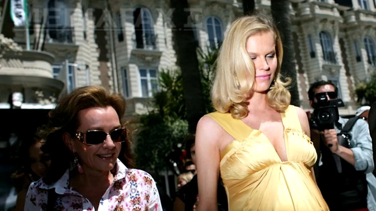 Eva Herzigova, însărcinată pentru a treia oară